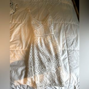 Abercrombie dress perfect for brides and graduates. Adjustable straps.